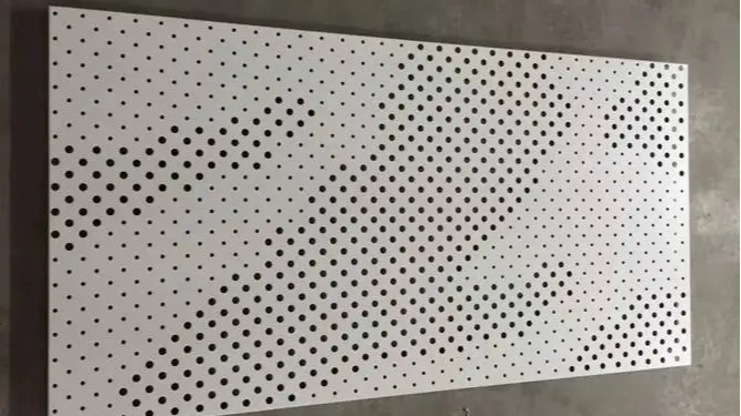 云南鋁單板廠家的沖孔鋁單板優(yōu)勢在哪？